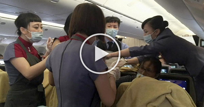 صورة طبيبة مسافرة تولد إمرأة على متن طائرة