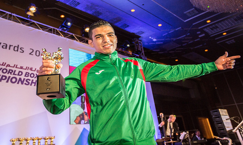 صورة تتويج المغربي محمد ربيعي بالمدالية الذهبية في بطولة العالم للملاكمة بقطر