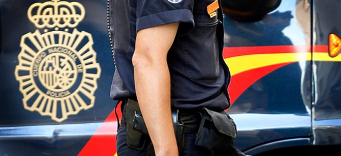 صورة شرطيين أمام القضاء الإسباني استغلا جنسيا قاصرا مغربيا مقابل هاتف آيفون 6