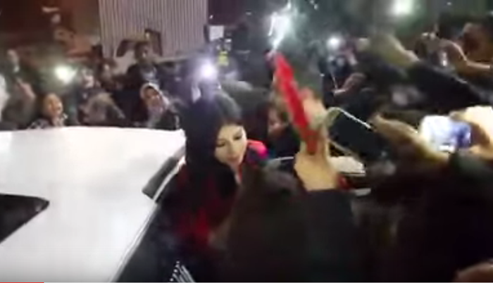 صورة بالفيديو.. وصول حنان لخضر إلى مطار الدار البيضاء وسط استقبال خيالي من معجبيها