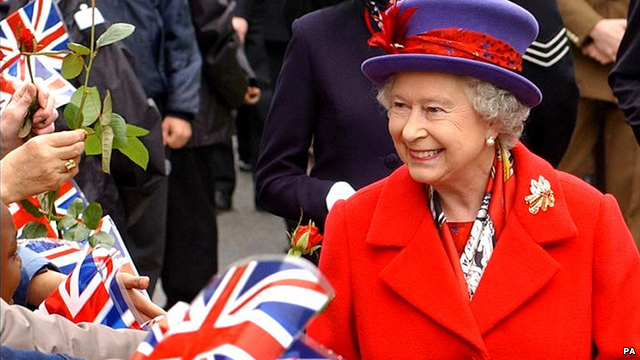 صورة عشرين ألف دولار قيمة رسالة غرام دونتها بخط يدها الملكة البريطانية إليزابيت الثانية