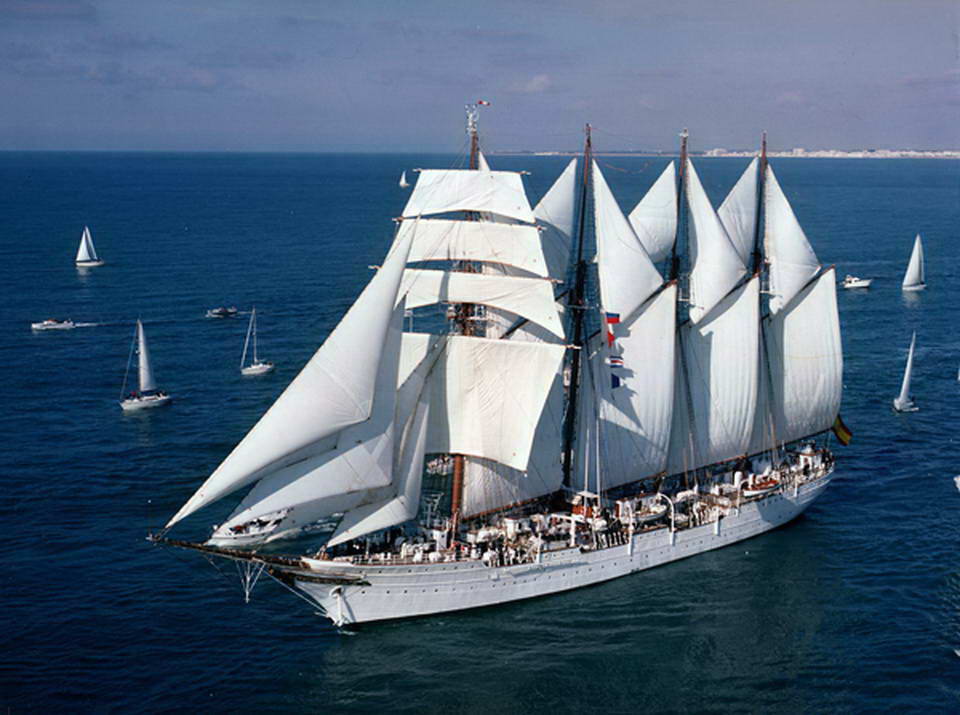 صورة سفينة شراعية اسبانية شهيرة ترسو في ميناء الدار البيضاء