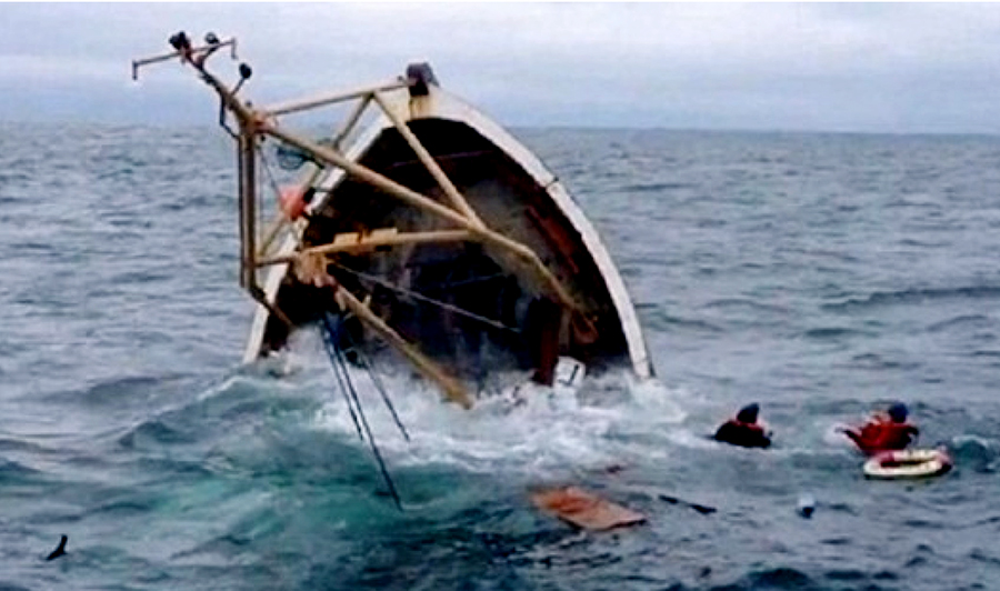 صورة العرائش.. البحرية الملكية تغيث مركب صيد في عرض البحر