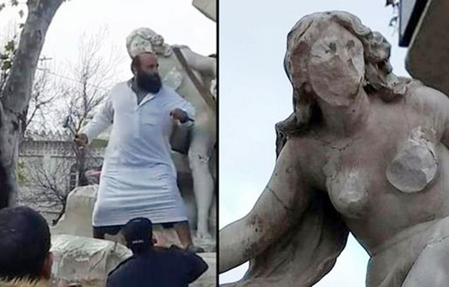 صورة الجزائر.. موجة غضب بعد قيام ملتح تخريب تمثال إمرأة عارية