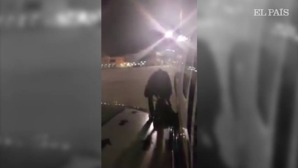 صورة اسبانيا.. مسافر يخرج من طائرة عبر جناحها! (فيديو)