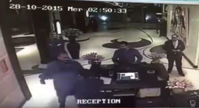 صورة بالفيديو.. بدر هاري يعتدي على موظف استقبال بفندق سوفيتل بالدار البيضاء