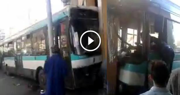 صورة بالفيديو.. حافلة تصطدم بإحدى العمارات وسط الدار البيضاء