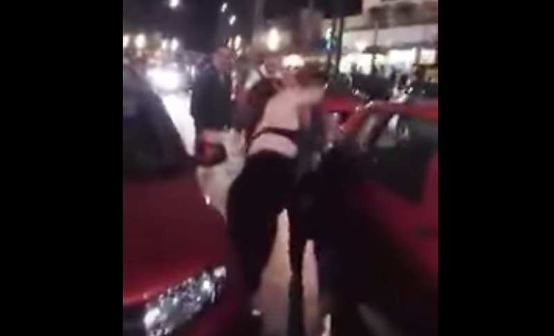 صورة بالفيديو.. عراك وسط الشارع بين فتاتين يتوج بسرقة هاتف إحداهما بالدار البيضاء