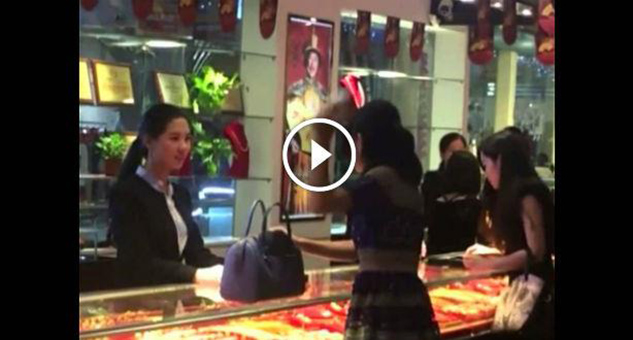 صورة بالفيديو: صينية ثرية ترمي بائعة بالنقوذ تثير ضجة في بلد المليار نسمة