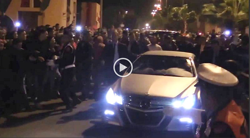 صورة بالفيديو.. الملك ‫محمد السادس‬ يتجول بسيارته وسط مدينة ‫العيون‬
