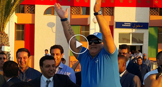 صورة بالفيديو.. مارادونا يحظى باستقبال حافل بالعيون