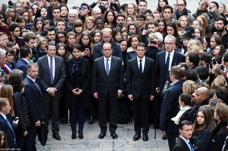 صورة دقيقة صمت على ضحايا باريس