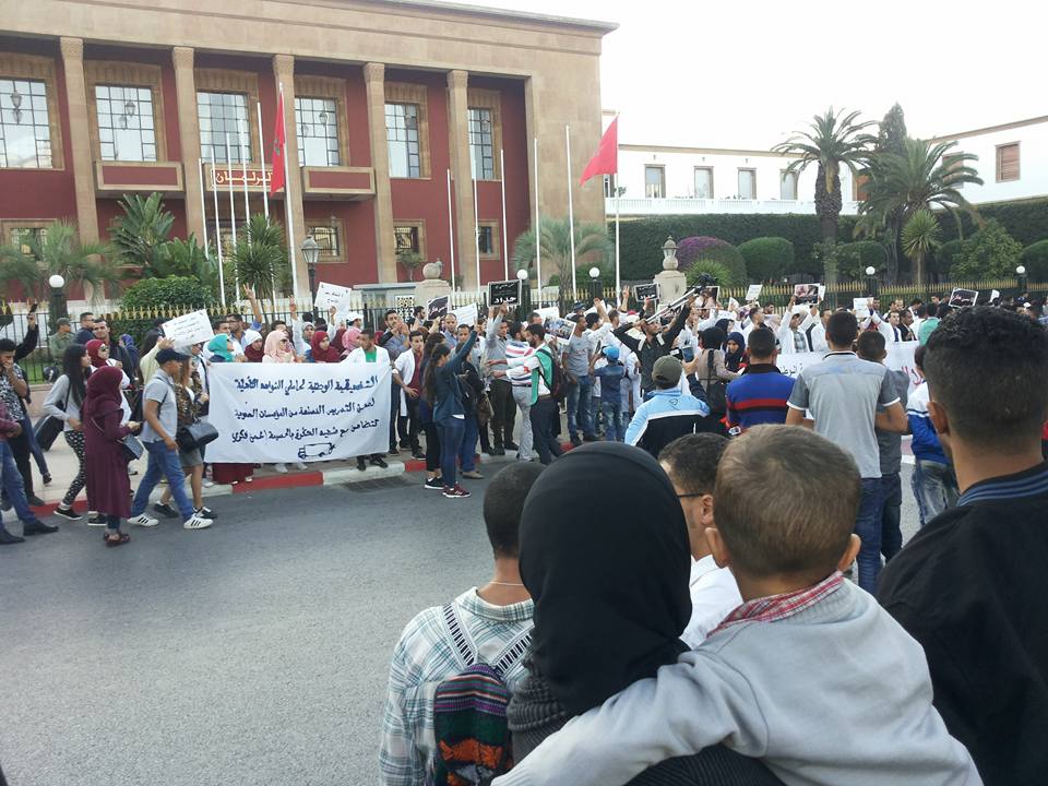 صورة بالصور.. الرباط تخرج للإحتجاج أمام البرلمان تضامنا مع الحسيمة بعد وفاة محسن فكري