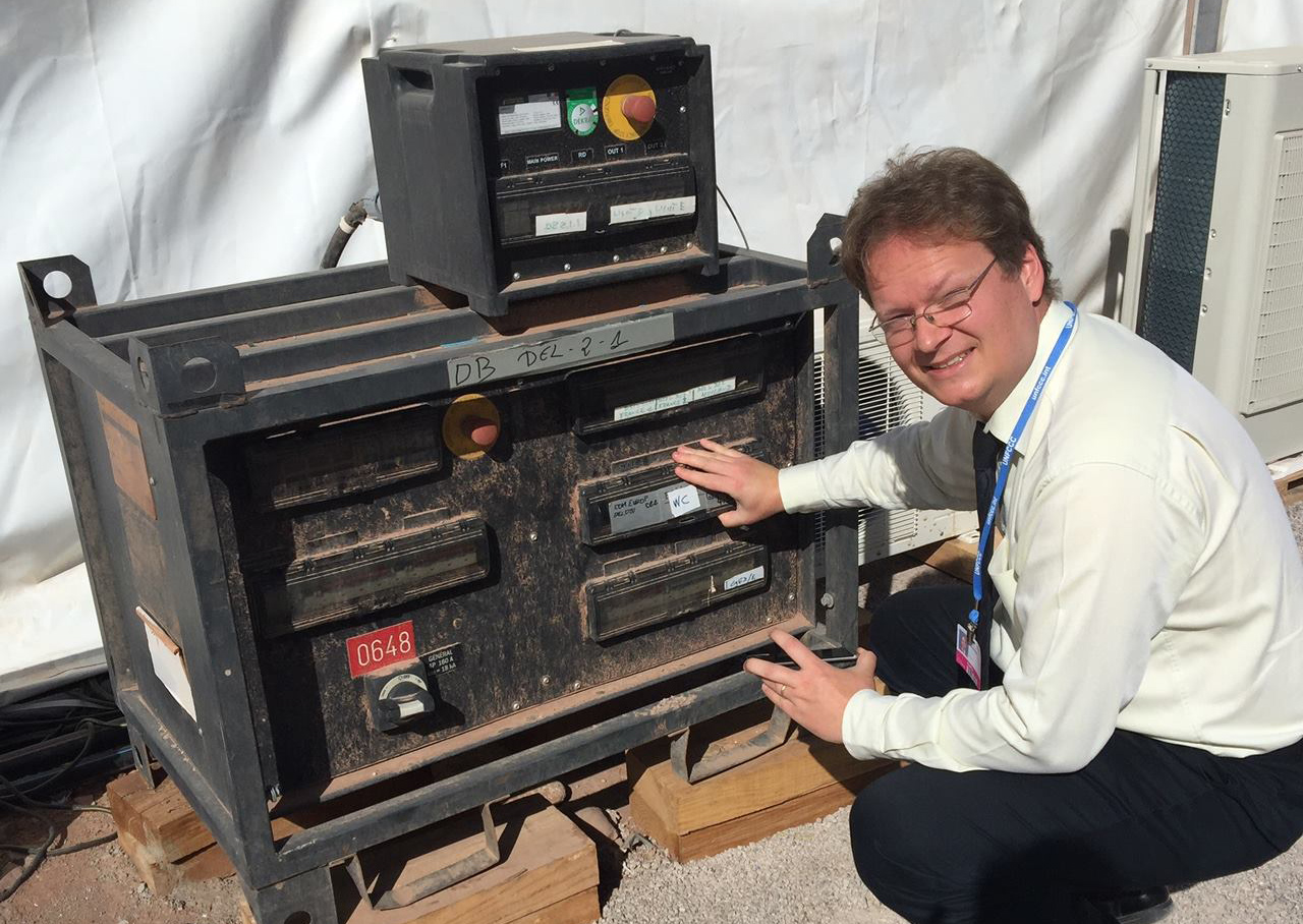 صورة نائب السفير الألماني يتدخل شخصيا لإصلاح عطب كهربائي بـ كوب 22 بمراكش