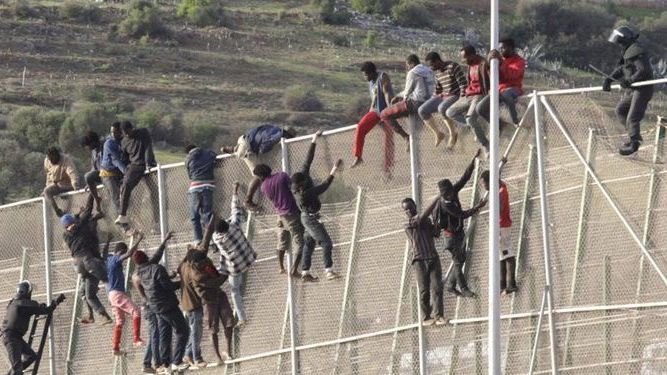 صورة مهاجرون أفارقة يقتحمون سياج سبتة