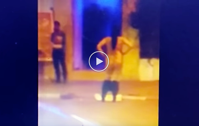 صورة بالفيديو.. فتاة تقدم على التعري بالشارع العام بأكادير أمام ملهى ليلي وهذا هو السبب