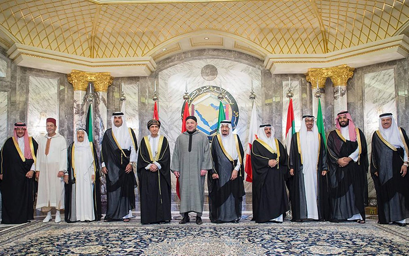 صورة المغرب والسعودية وقطر والإمارات ودول أخرى تنسحب من القمة العربية الإفريقية إحتجاجا على علم “البوليزاريو”