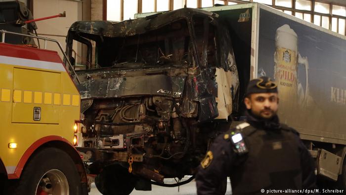 صورة العثور على متفجرات داخل شاحنة استخدمت في هجوم ستوكهولم