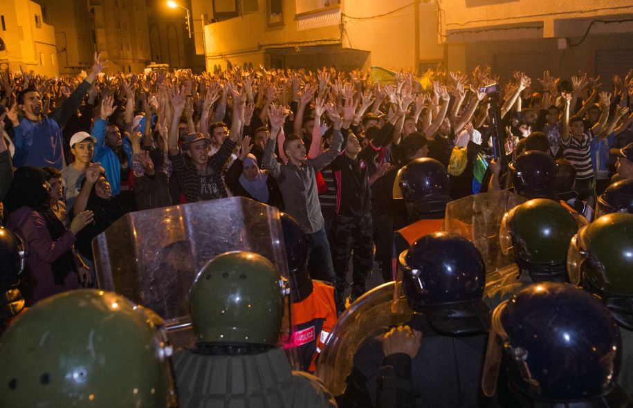 صورة بالصور.. إستمرار الإحتجاجات الليلية يوميا بالحسيمة وإمزورن رغم الإنزال الأمني المكثف والإعتقالات