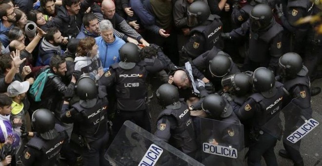 صورة اسبانيا تعتذر عن عنف الشرطة في استفتاء كتالونيا
