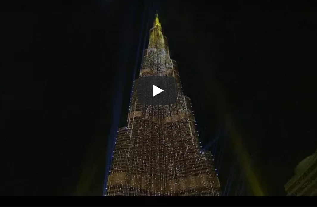 صورة هكذا استقبلت دبي سنة 2018 بعرض ليزر مذهل على برج خليفة