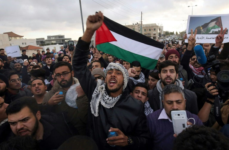 صورة بعد إعترافه بالقدس عاصمة لإسرائيل.. حرق العلم الأميركي وصور ترامب في مظاهرات بالأردن و تونس
