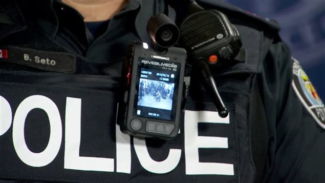 صورة تجهيز عناصر الأمن بكاميرات محمولة لتوثيق التدخلات الأمنية